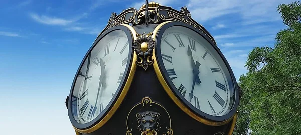 ルーマニアのブカレストの旧市街時計 — ストック写真