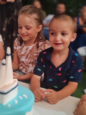 Çocuk 3. yaş gününü kutluyor.