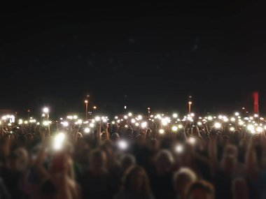 Konserde kalabalık.