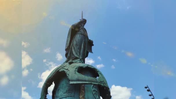 Zdjęcie Przechyłu Pomnika Stefana Nemanji Przed Dworcem Kolejowym Belgradzie — Wideo stockowe