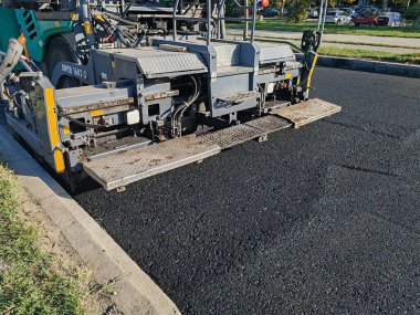 Modern kaldırım makinesi yol yapıyor.