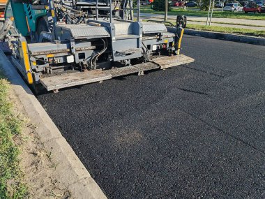 Modern kaldırım makinesi yol yapıyor.