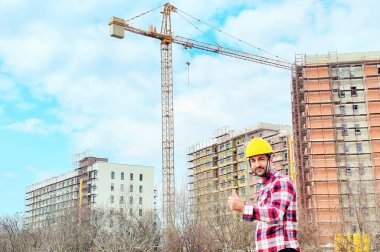 Projesinin önünde bir mühendis.