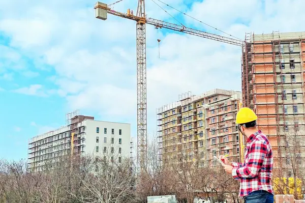 Projesinin önünde bir mühendis.