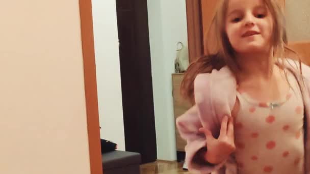 Κορίτσι Χορεύει Και Φιλάει Στο Τέλος — Αρχείο Βίντεο