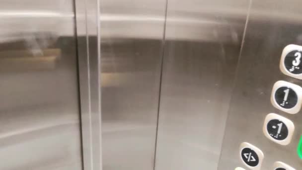 建物内のモダンなエレベーター — ストック動画