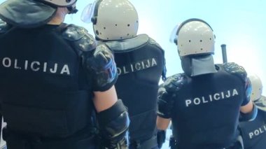 Bir spor etkinliğinde polis koruması (Balkan Policija üzerine) - polis beklemede