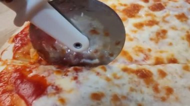 Lezzetli Pizza Dilimleme - Video