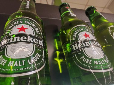 Heineken bira şişesi.