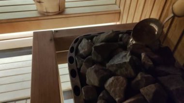  Sauna kullanan bir adam.