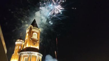 Sırbistan 'ın Belgrad kentindeki Gardo Kulesi (Gardos, Gardosh) anıtı üzerinde havai fişekler