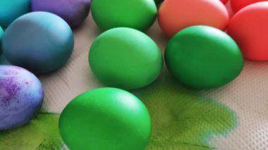 Paskalya yumurtalarını boyamak
