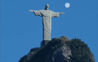 Kurtarıcı İsa Mesih, güneydoğu Brezilya 'daki Corcovado Dağı' nın zirvesinde İsa 'nın heykeli..