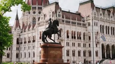 Budapeşte 'de heykeli olan Macar Parlamento Binası