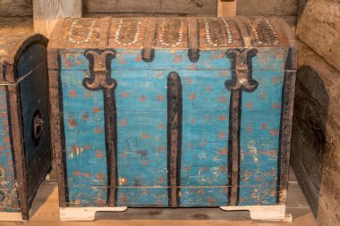 Ahşap duvara yaslanmış eski ahşap sandık.