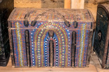 Ahşap duvara yaslanmış eski ahşap sandık.