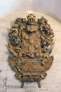 KURESSAARE Şatosu, Saaremaa, Estonya - 11 Temmuz 2024: müze sergileri. Eski kalenin duvarındaki arma..