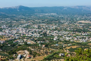 Filerimos Manastırı 'ndan Ialyssos manzarası. Yunanistan 'ın Rodos kentinde Akdeniz ve Dağlar.
