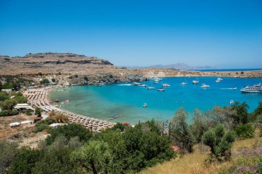 Lindos Yunanistan ve Rodos adasındaki Lindos Akropolis ve plajın manzarası.