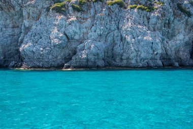 Anthony Quinn körfezindeki deniz ve sahil, Rhodes Adası, Dodecanese, Yunanistan.