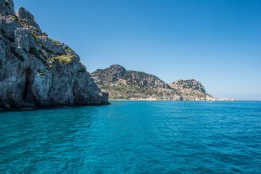 Anthony Quinn körfezindeki deniz ve sahil, Rhodes Adası, Dodecanese, Yunanistan.
