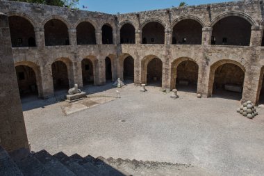 Eski şehrin antik mimarisi, ünlü Şövalyeler Büyük Üstat Sarayı. Yunanistan, Rodos.