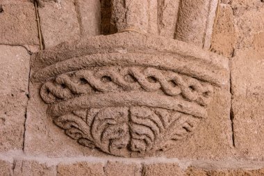 Rodos sokaklarında binaların, sütunların, kulpların ve desenlerin mimari unsurları.