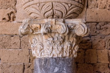 Rodos sokaklarında binaların, sütunların, kulpların ve desenlerin mimari unsurları.