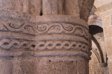 Rodos sokaklarında binaların, sütunların, kulpların ve desenlerin mimari unsurları.