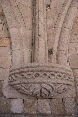 Rodos sokaklarında binaların, sütunların, kulpların ve desenlerin mimari unsurları.