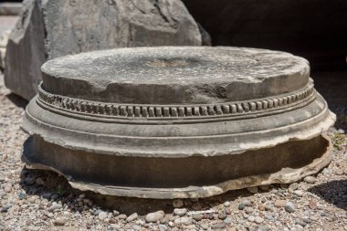 Rodos sokaklarında binaların, sütunların, kulpların ve desenlerin mimari unsurları.