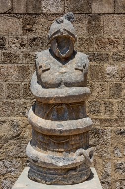 Rodos sokaklarında binaların, sütunların, kulpların ve desenlerin mimari unsurları.