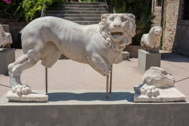 Aslan heykeli. Rodos sokaklarında binaların, sütunların, kulpların ve desenlerin mimari unsurları.