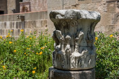 Rodos sokaklarında binaların, sütunların, kulpların ve desenlerin mimari unsurları.