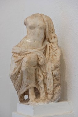 Antik Yunan kadın gövdesi heykeli.