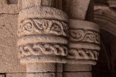 Rodos sokaklarında binaların, sütunların, kulpların ve desenlerin mimari unsurları.