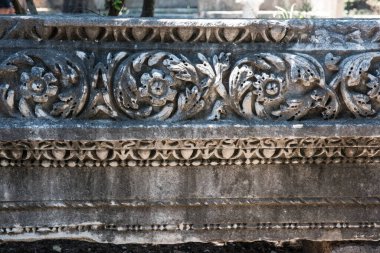 Rodos sokaklarında binaların, sütunların, kulpların ve desenlerin mimari unsurları.