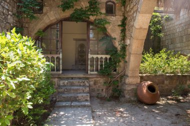 Yunanistan 'ın Rodos adasında çiçekli binalar.