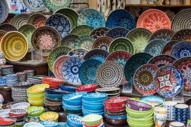 Renkli el yapımı tabak seramikleri. Geleneksel Yunan seramikleri, Rhodes adası. Yunanistan.