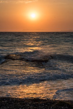 Ege 'de deniz batımı plaj denizi Rodos, Yunanistan.
