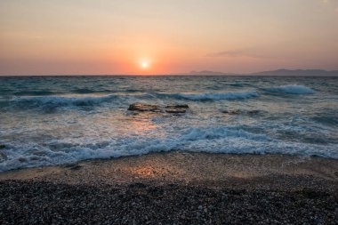 Ege 'de deniz batımı plaj denizi Rodos, Yunanistan.