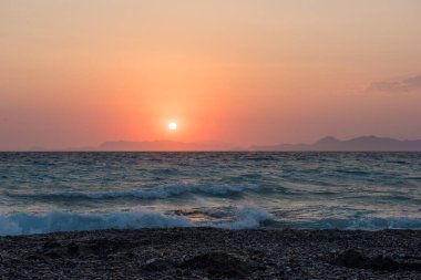 Ege 'de deniz batımı plaj denizi Rodos, Yunanistan.