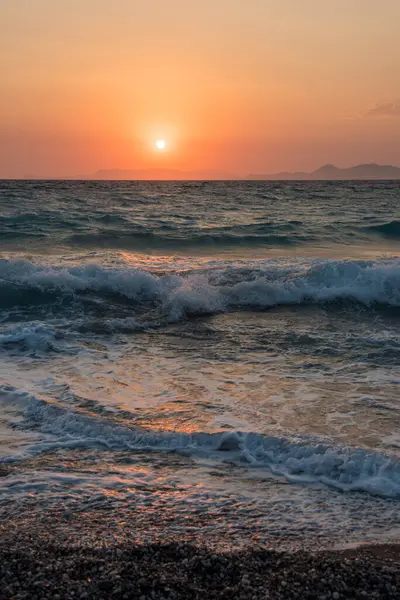 Ege 'de deniz batımı plaj denizi Rodos, Yunanistan.