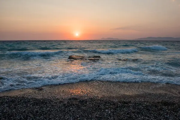 Ege 'de deniz batımı plaj denizi Rodos, Yunanistan.