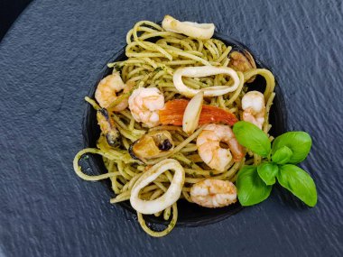 Spagetti frutti di mare pasta ve deniz ürünleri karışımı İtalyan spesiyali.