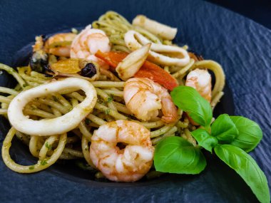 Spagetti frutti di mare pasta ve deniz ürünleri karışımı İtalyan spesiyali.