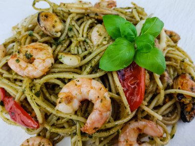 Spagetti frutti di mare pasta ve deniz ürünleri karışımı İtalyan spesiyali.