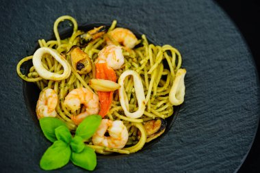 Spagetti frutti di mare pasta ve deniz ürünleri karışımı İtalyan spesiyali.