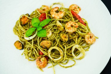 Spagetti frutti di mare pasta ve deniz ürünleri karışımı İtalyan spesiyali.