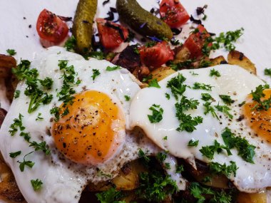 Çiftçiler jambonlu kahvaltı ve kızarmış patates.